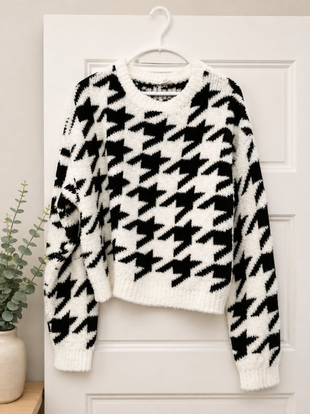 Cozy Houndstooth Crewneck Sweater - Black & White